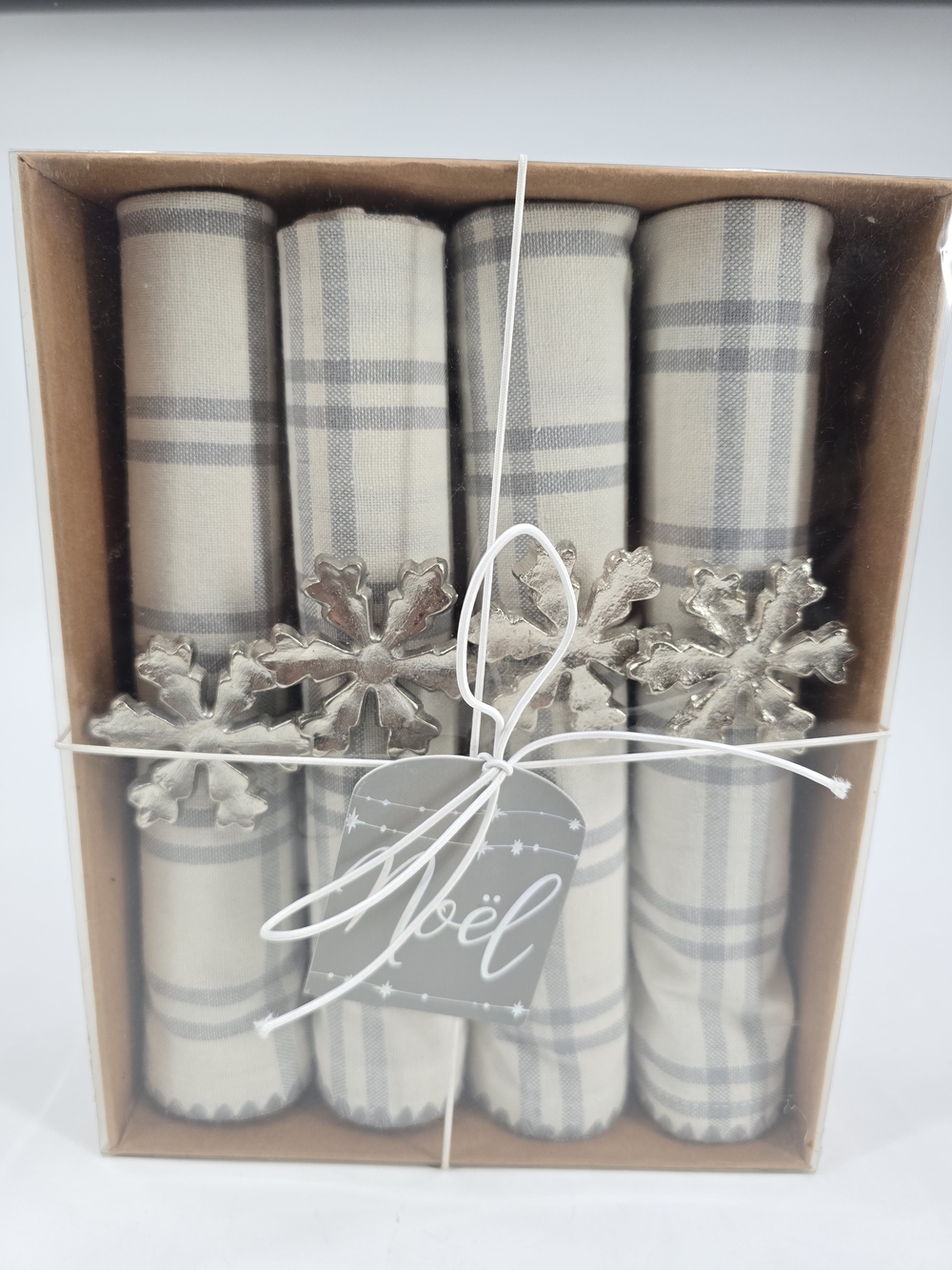 Noël Set Of 4 Plaid Cotton Napkin in Cream and Gray with 4 Snowflake Rings